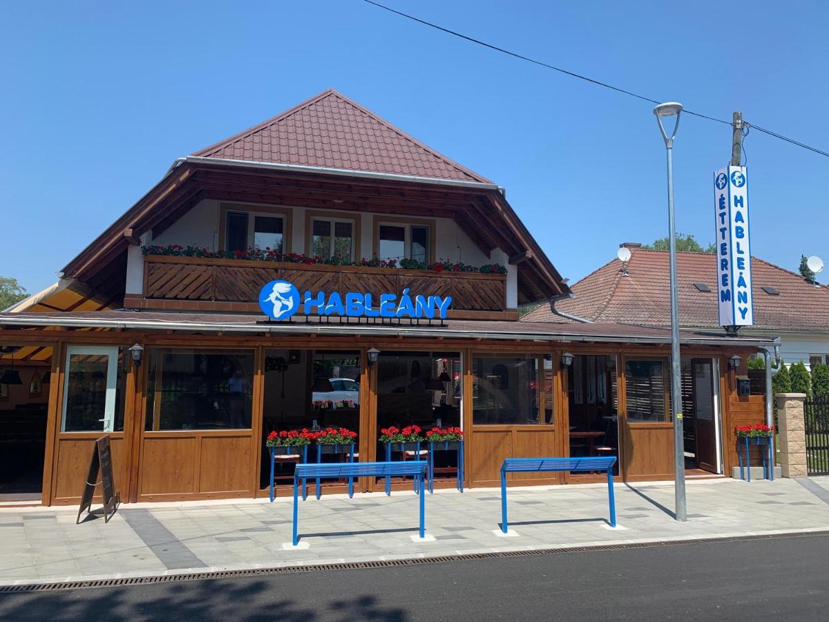 Hableany Etterem, Pizzeria Es Vendeghaz Acomodação com café da manhã Balatonmáriafürdő Exterior foto