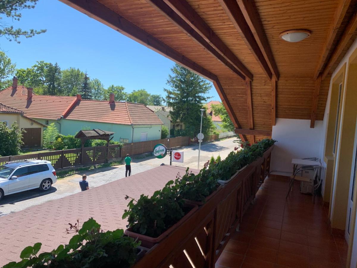 Hableany Etterem, Pizzeria Es Vendeghaz Acomodação com café da manhã Balatonmáriafürdő Exterior foto